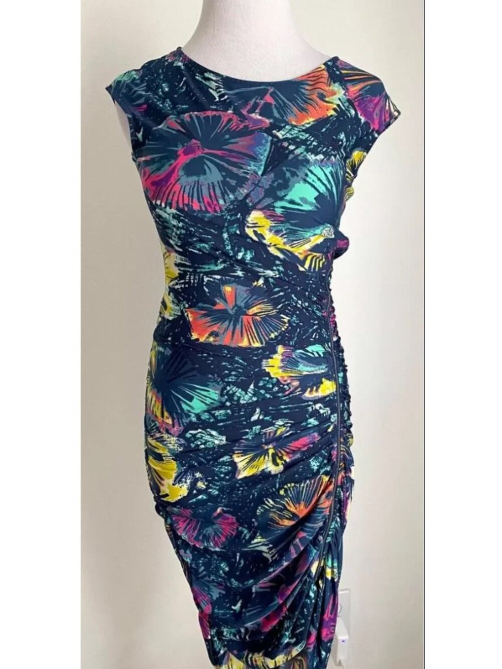 BCBGMaxazria Cap Sleeve Color Burst Stretch Dress w/ Ruching & Side Zipper, XXS